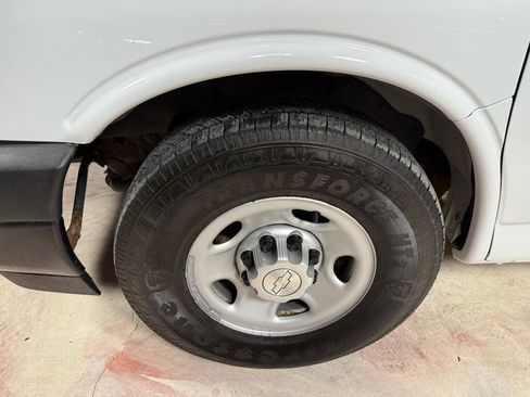 Used 2017 Chevrolet Express 2500 RWD image 28