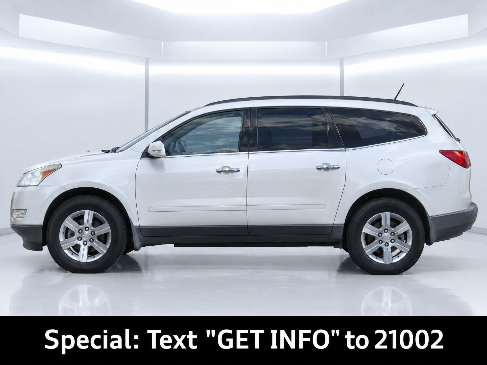 Used 2011 Chevrolet Traverse LT FWD image 2