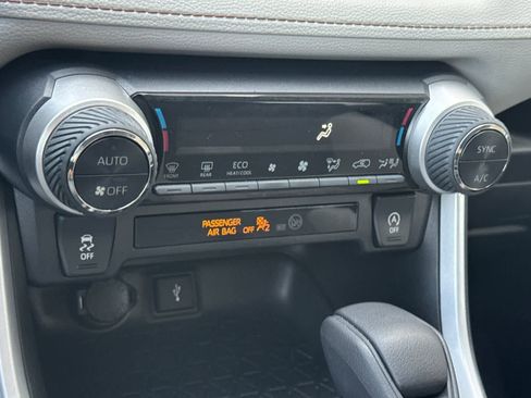 Used 2021 Toyota RAV4 XLE w/ Carpet Mat Package (TMS) FWD image 21