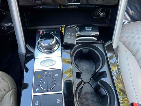 Used 2019 Land Rover Discovery HSE image 9