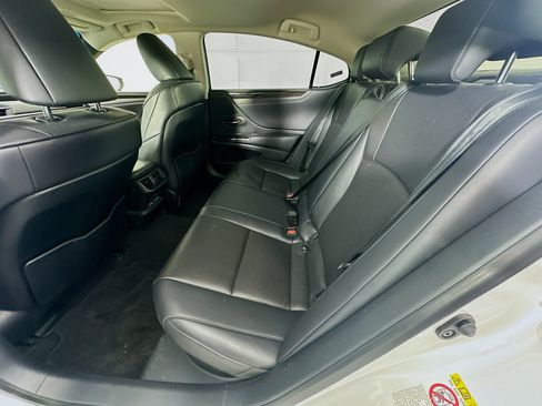 Used 2019 Lexus ES 300h w/ Premium Package FWD image 28