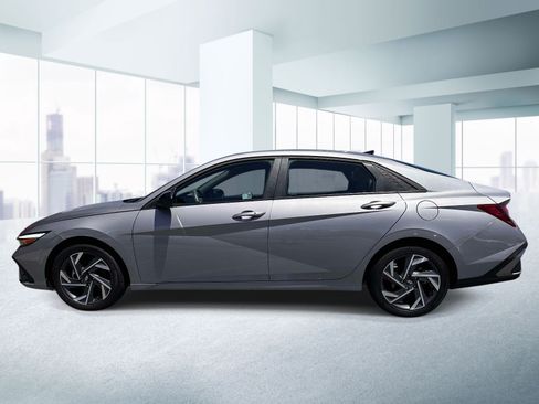 Used 2025 Hyundai Elantra Sport FWD image 2