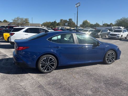 Used 2025 Toyota Camry SE image 4