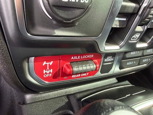 Used 2025 Jeep Gladiator Mojave w/ Convenience Group AWD/4WD image 31