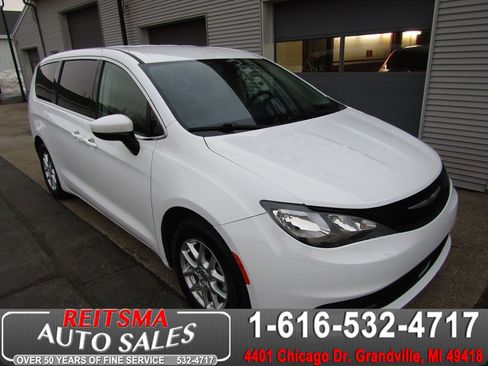 Used 2022 Chrysler Voyager LX image 1