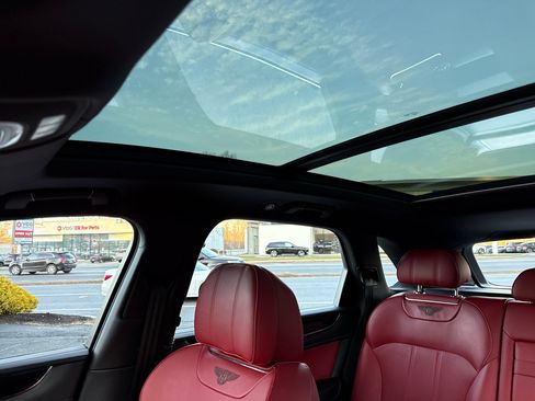 Used 2019 Bentley Bentayga image 58