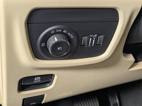 New 2025 Jeep Grand Cherokee Limited image 11