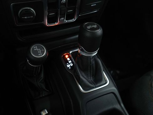 Used 2025 Jeep Wrangler Sahara image 24