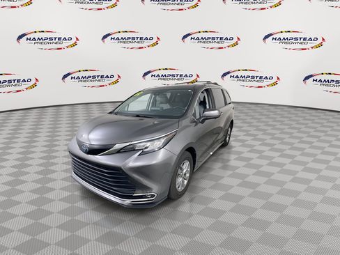 Used 2022 Toyota Sienna XLE FWD image 4