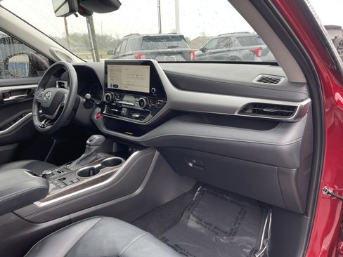 Used 2024 Toyota Highlander Platinum image 16