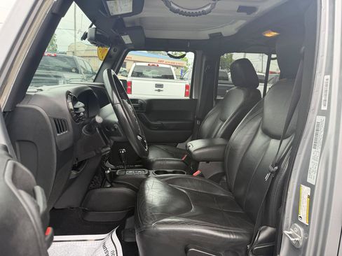 Used 2015 Jeep Wrangler Unlimited Sahara AWD/4WD image 9