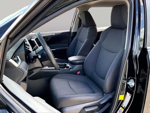 Used 2019 Toyota RAV4 LE w/ Carpet Mat Package FWD image 8