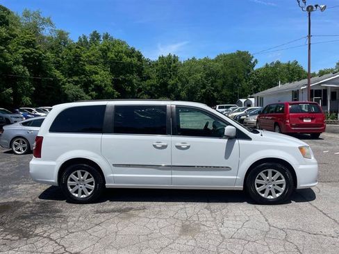 Used 2014 Chrysler Town & Country Touring FWD image 4