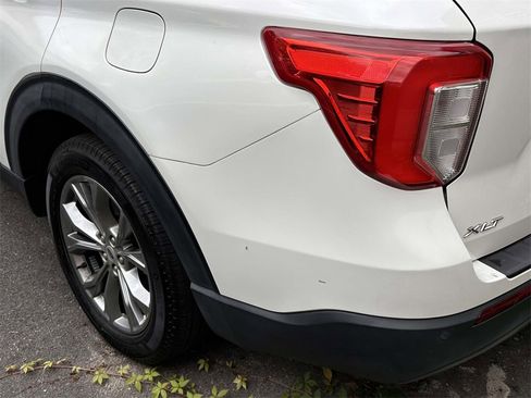 Used 2022 Ford Explorer XLT w/ Equipment Group 202A image 6