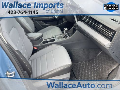 Certified 2025 Volkswagen Jetta SE image 30