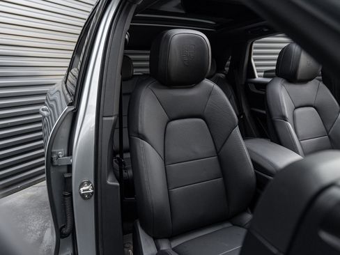Certified 2025 Porsche Cayenne AWD/4WD image 36