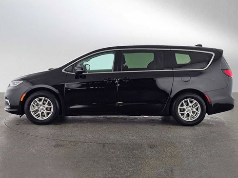 Used 2024 Chrysler Pacifica Touring-L FWD image 6