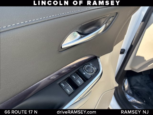 Used 2022 Cadillac XT4 Luxury w/ Cold Weather Package AWD/4WD image 13