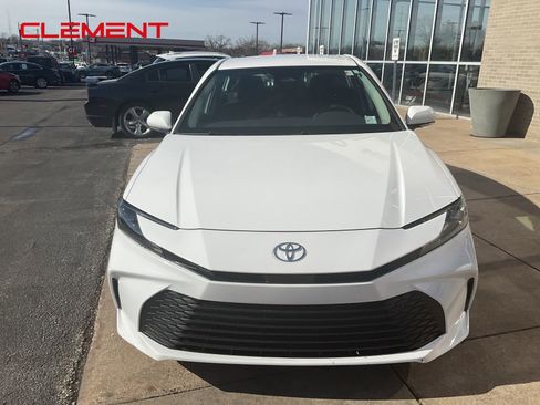 Used 2025 Toyota Camry LE image 3