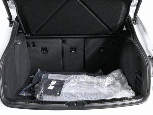 Certified 2025 Porsche Macan AWD image 31