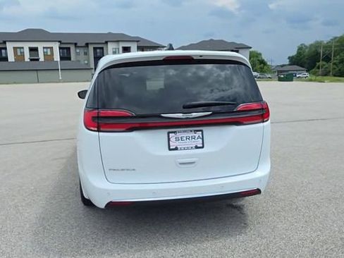 Used 2025 Chrysler Pacifica Select FWD image 6