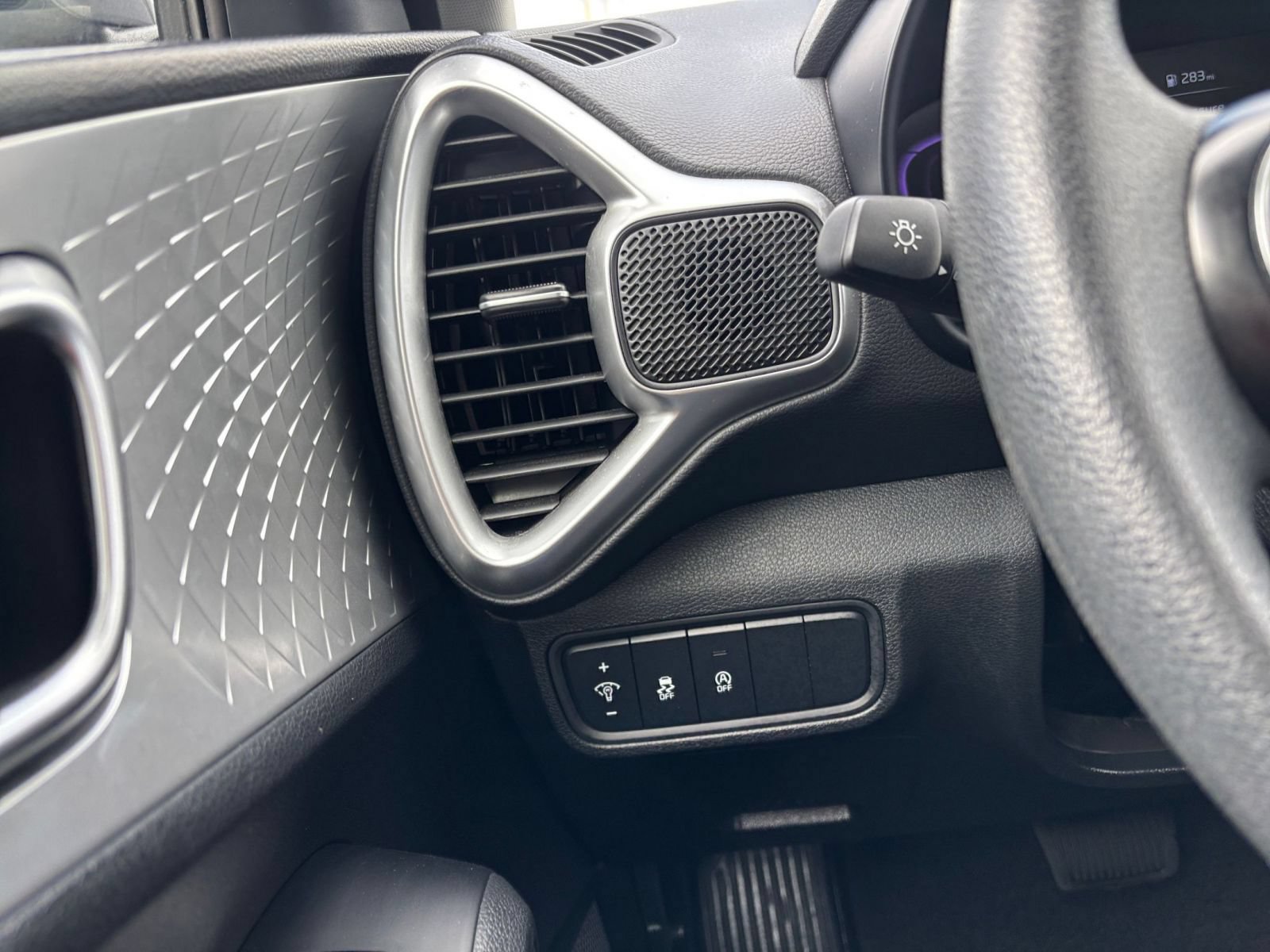Used 2025 Kia Soul LX w/ LX Technology Package FWD image 31