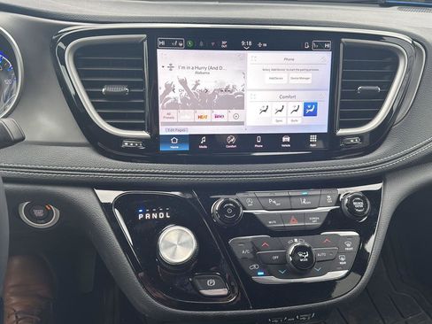 Used 2025 Chrysler Pacifica Select image 15