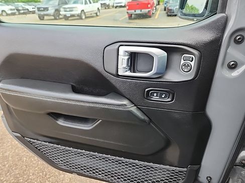 Used 2019 Jeep Wrangler Unlimited Sahara AWD/4WD image 29