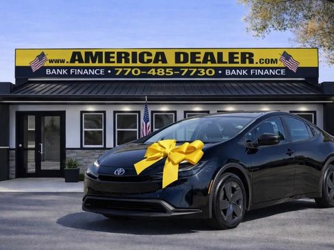 Used 2025 Toyota Prius LE image 1