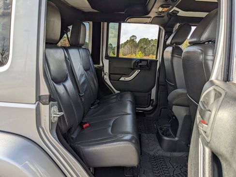 Used 2017 Jeep Wrangler Unlimited Sahara w/ Connectivity Group image 38