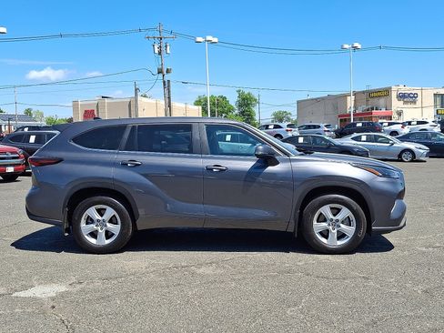 Used 2025 Toyota Highlander LE AWD/4WD image 8