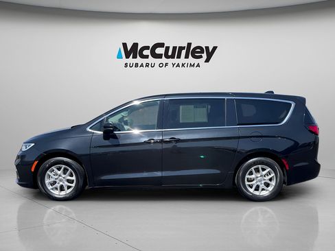 Used 2023 Chrysler Pacifica Touring-L FWD image 2