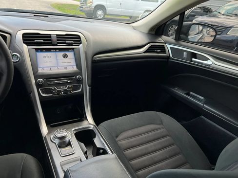 Used 2018 Ford Fusion SE w/ Fusion SE Technology Package FWD image 17