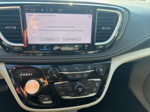 Used 2023 Chrysler Pacifica Touring-L image 15