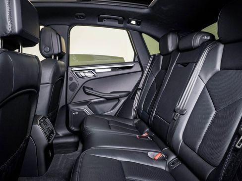 Certified 2025 Porsche Macan image 17