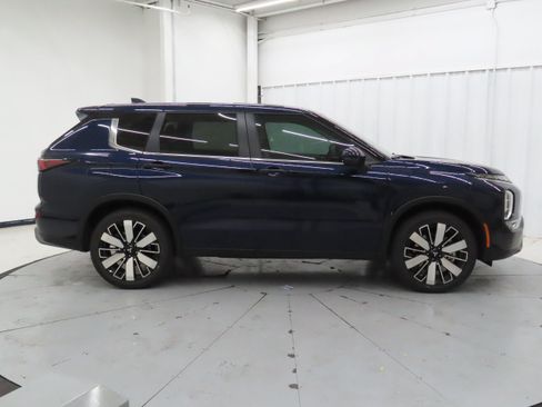 New 2026 Mitsubishi Outlander SE FWD image 2