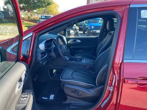New 2026 Chrysler Pacifica Limited w/ Uconnect Theater Family Group image 16