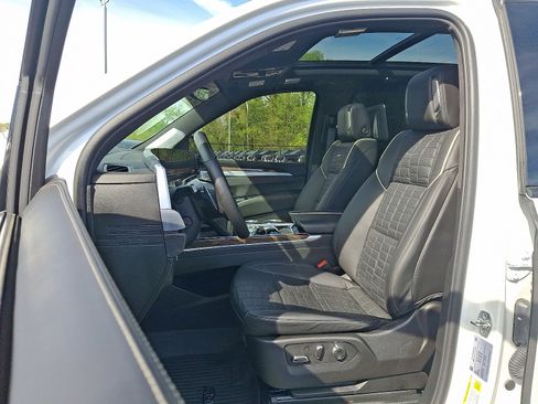Used 2025 Cadillac Escalade ESV Sport Platinum w/ LPO, Floor Liner Package AWD/4WD image 17
