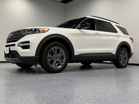 Used 2022 Ford Explorer XLT w/ Equipment Group 202A AWD/4WD image 5