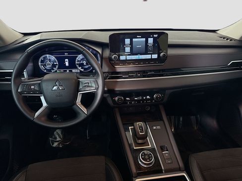 Used 2023 Mitsubishi Outlander SE image 17