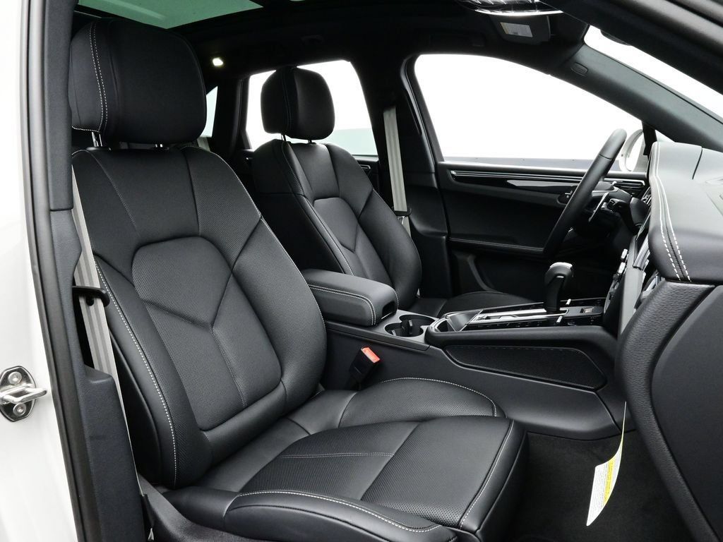 Certified 2026 Porsche Macan AWD/4WD image 18