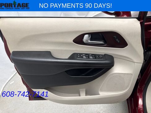 Used 2018 Chrysler Pacifica Limited FWD image 11