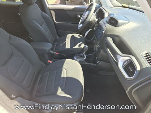 Used 2018 Jeep Renegade Latitude FWD image 16