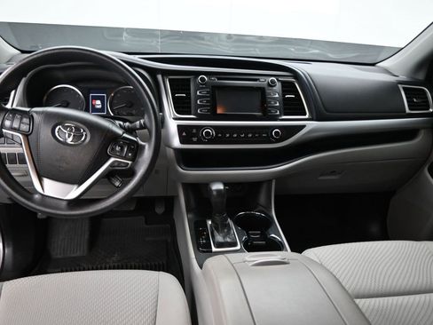 Used 2019 Toyota Highlander LE image 10