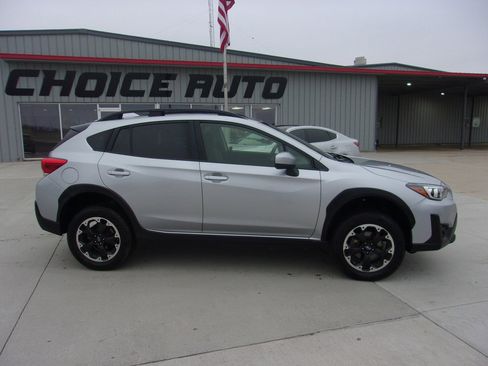 Used 2021 Subaru Crosstrek 2.0i Premium image 2