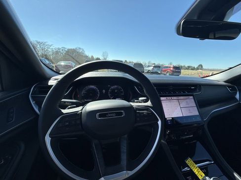 Used 2025 Jeep Grand Cherokee Limited image 16