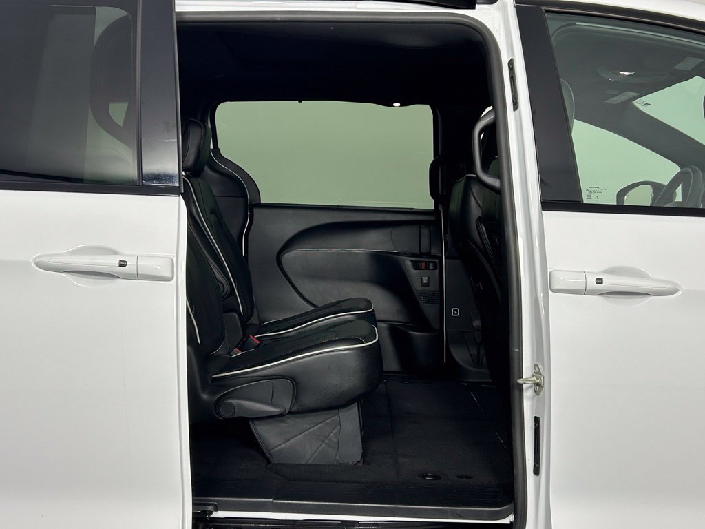 Used 2025 Chrysler Pacifica Limited FWD image 12