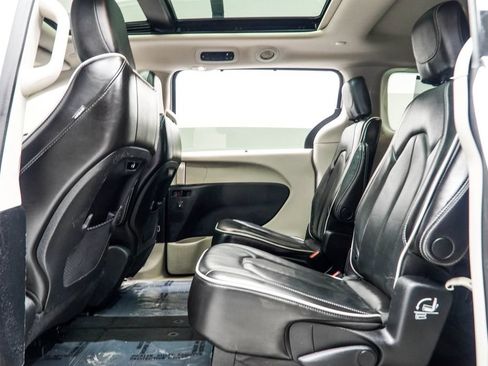 Used 2023 Chrysler Pacifica Limited FWD image 35
