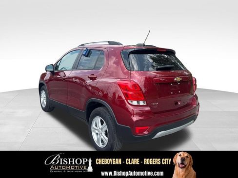 Used 2021 Chevrolet Trax LT w/ Premium Seat Package FWD image 9