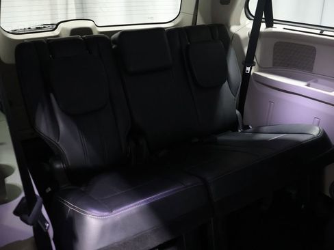 Used 2013 Chrysler Town & Country Touring image 20